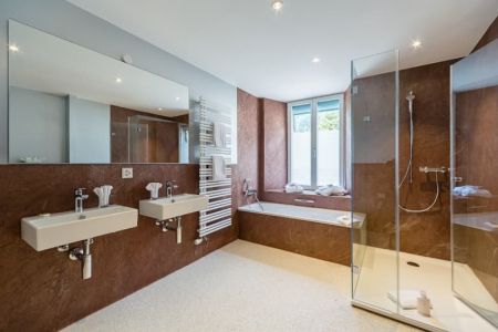 Salle de bain dans une chambre d'angle Deluxe West Hôtel Du Nord Interlake Suisse